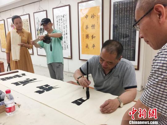 百余幅残疾人书画作品兰州展出笔墨书写励志故事